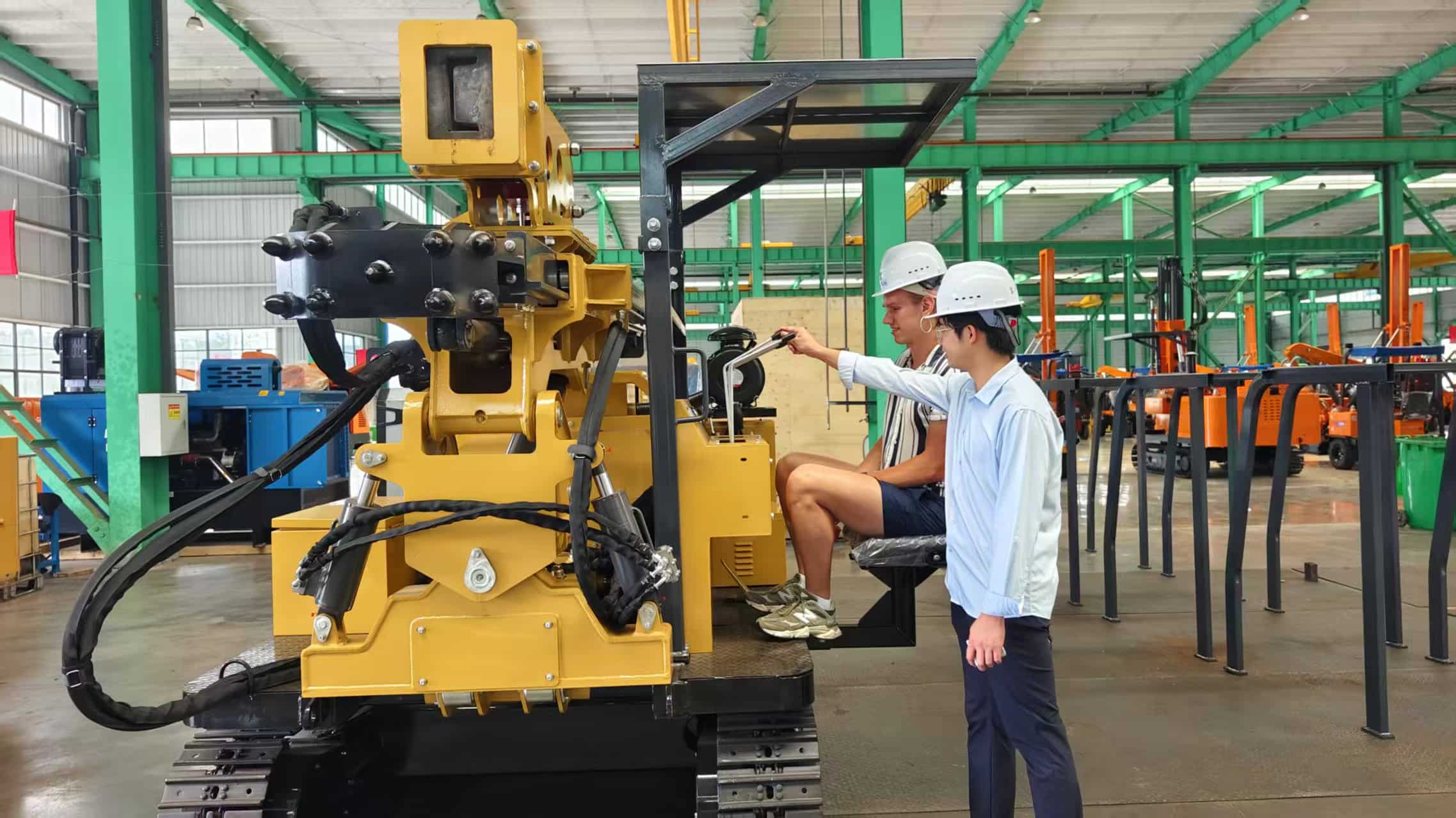 Clientes do Reino Unido visitam a Anhui Tezhong Machinery: Bate-estacas solares ganham reconhecimento