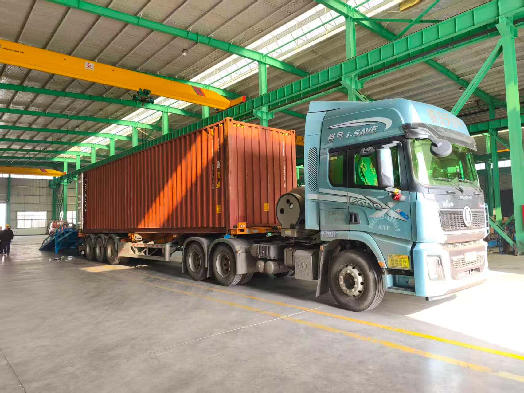 Três máquinas de bate-estacas TZ390 para guarda-corpos rodoviários foram enviadas para a Espanha, reforçando a segurança nas obras de construção de estradas.