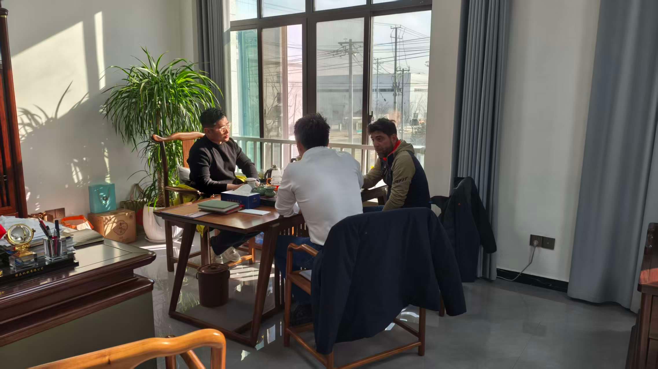 Cliente italiano visita fábrica em Anhui Tezhong para conhecer produção personalizada de máquinas de cravação de estacas solares.