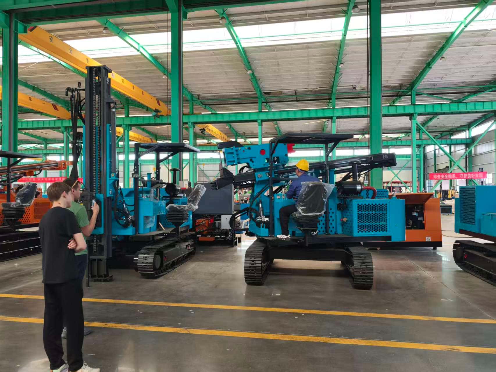 Reconhecimento à distância: Clientes da Europa Oriental visitam a Tezhong Machinery para explorar novas oportunidades de cooperação em engenharia fotovoltaica.